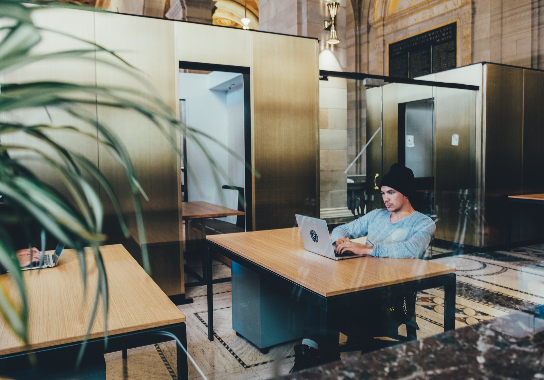 Moderner Arbeitsplatz mit Laptop in einem professionellen Büro